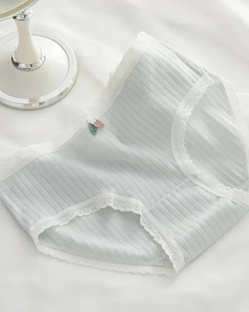 Pohodlné kalhotky s ozdobnou krajkou