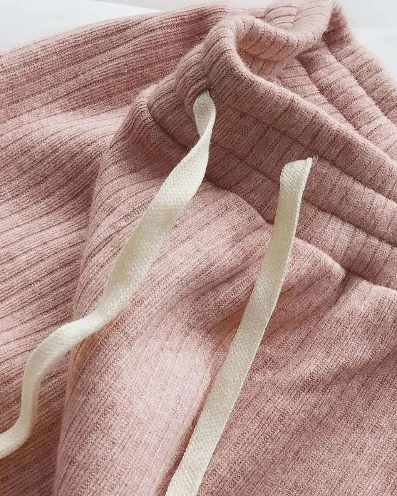 Pohodlné, zateplené tepláky s širokými nohavicemi