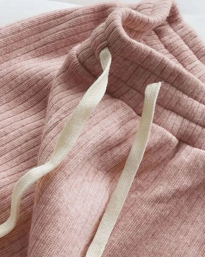 Pohodlné, zateplené tepláky s širokými nohavicemi