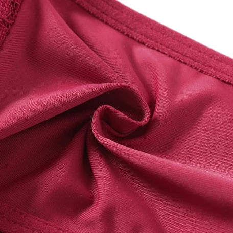 Tanga s krajkovými detaily