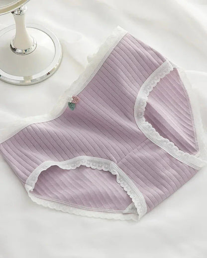 Pohodlné kalhotky s ozdobnou krajkou