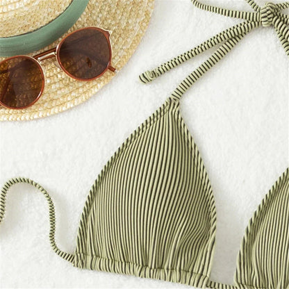 Trojúhelníkové bikiny s nastavitelnými košíčky a sukní