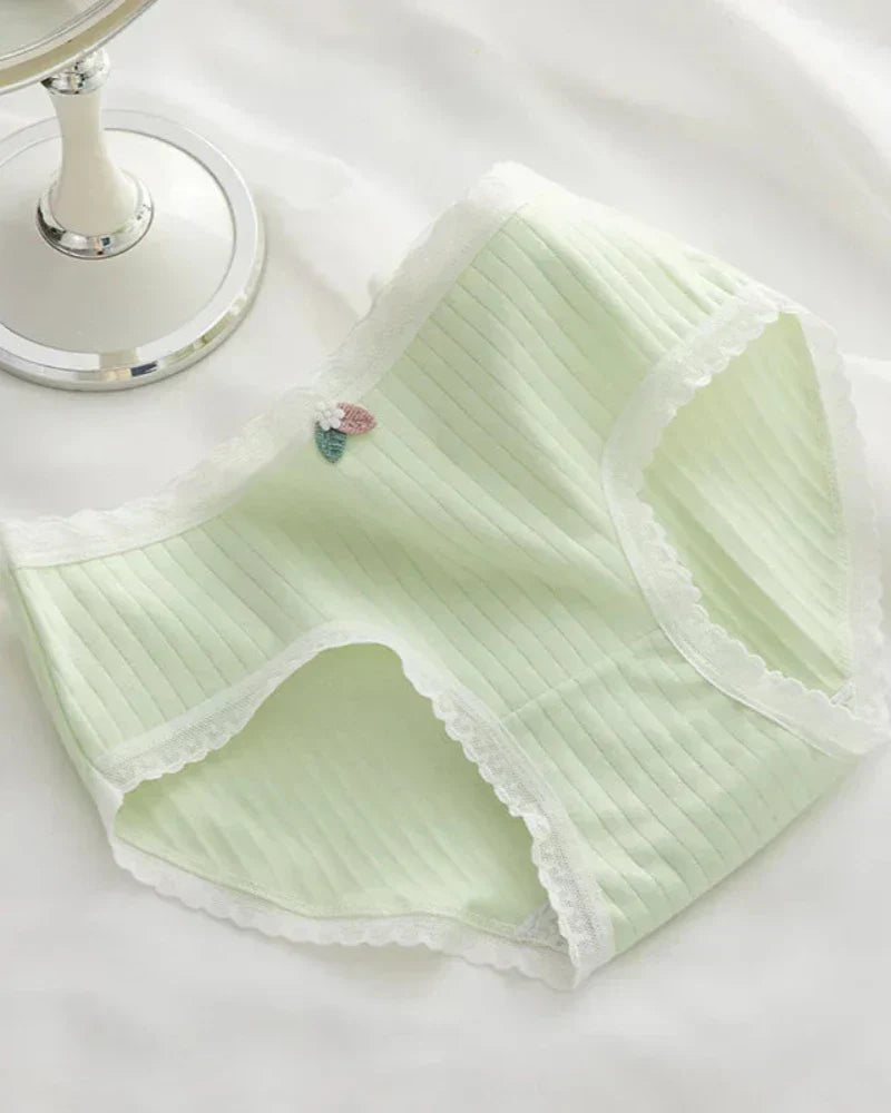 Pohodlné kalhotky s ozdobnou krajkou