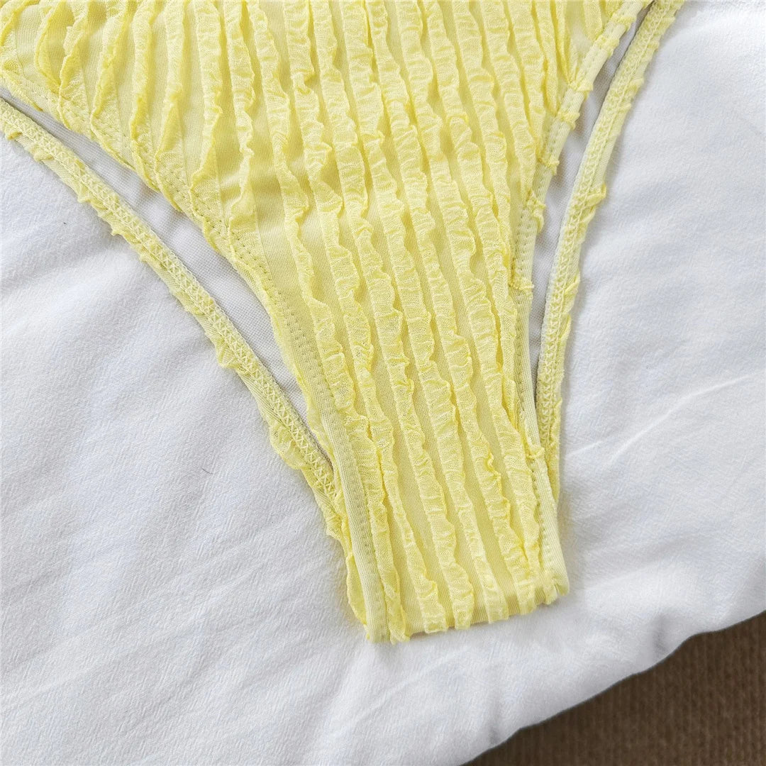 Dvoudílné plavky s klasickými kalhotkami