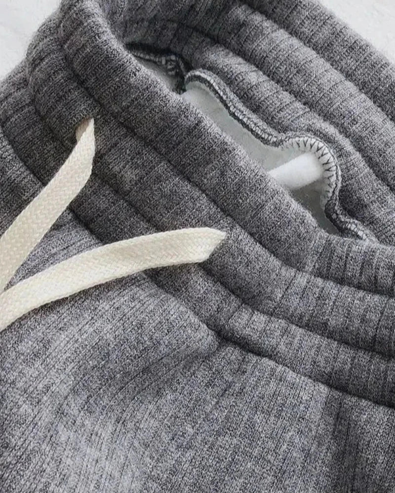 Pohodlné, zateplené tepláky s širokými nohavicemi