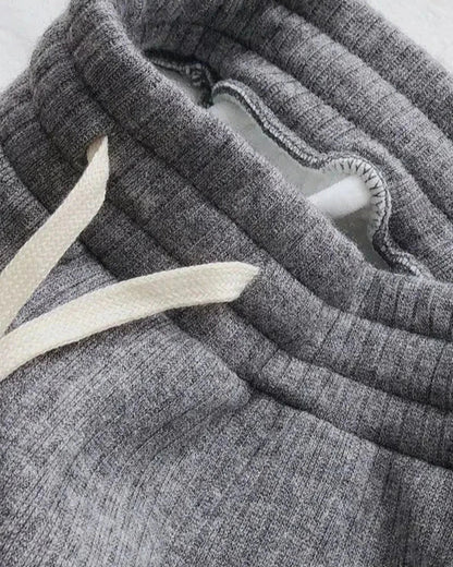 Pohodlné, zateplené tepláky s širokými nohavicemi