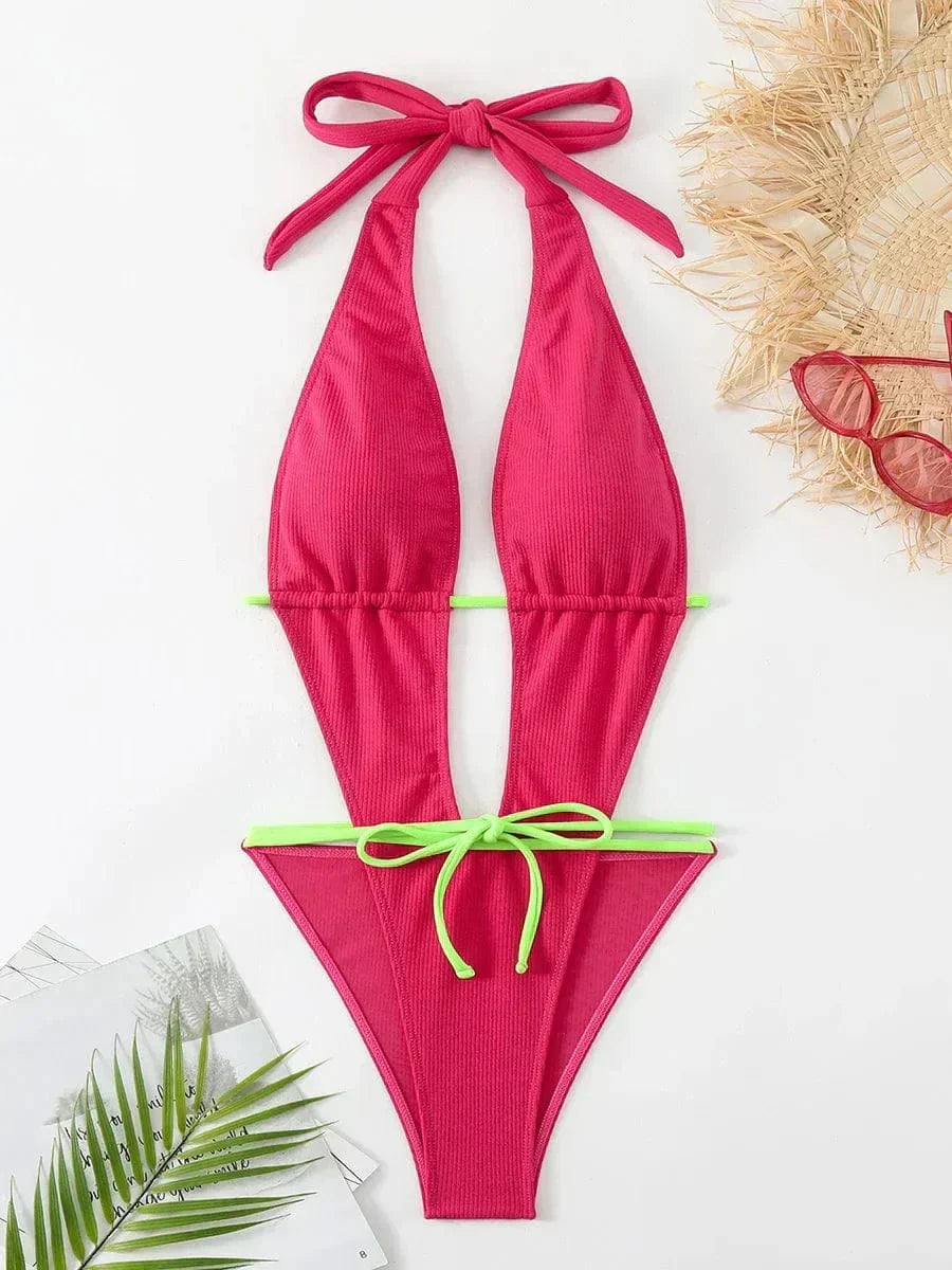 Jednodílné plavky se stylovými zavazováními po stranách