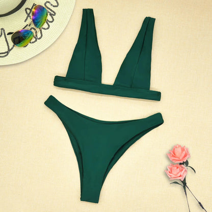 Dvoudílné plavky s hlubokým výstřihem