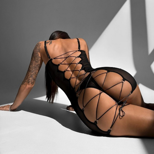 Noční košilka s atraktivním zavazováním vzadu