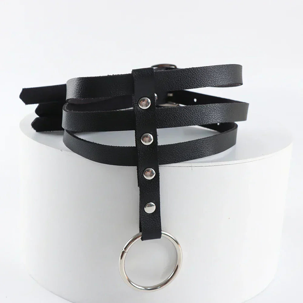 Postroj na choker s centrálním kroužkem