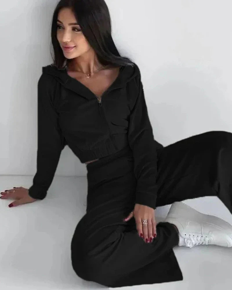 Volná velurová tepláková souprava s krátkou mikinou