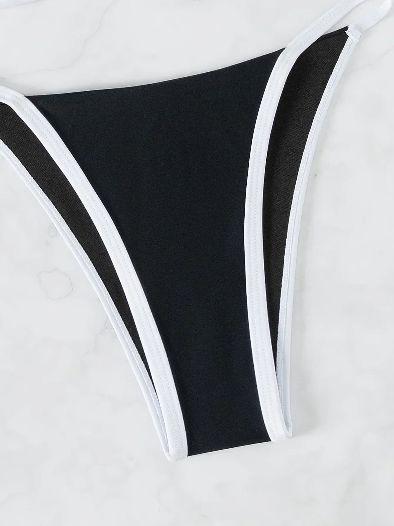 Bikiny s nastavitelnou vázací šňůrkou vzadu