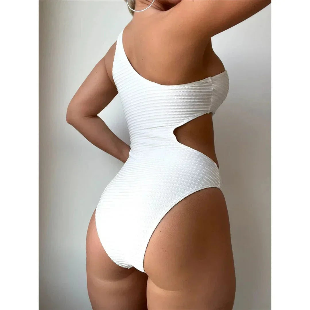 Asymetrické jednodílné plavky s moderním střihem