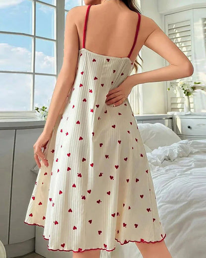 Volná noční košilka se srdíčky