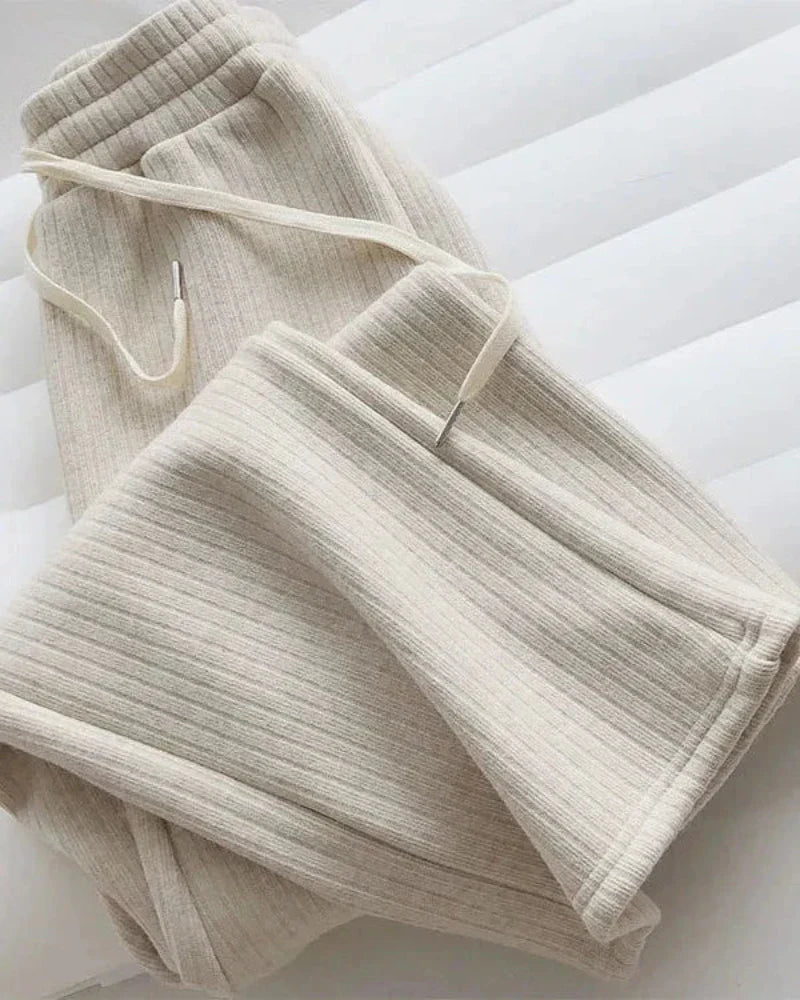 Pohodlné, zateplené tepláky s širokými nohavicemi