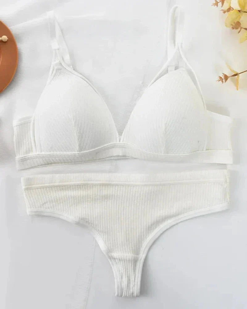 Pohodlná sada pruhovaného spodního prádla s ozdobnými ramínky.