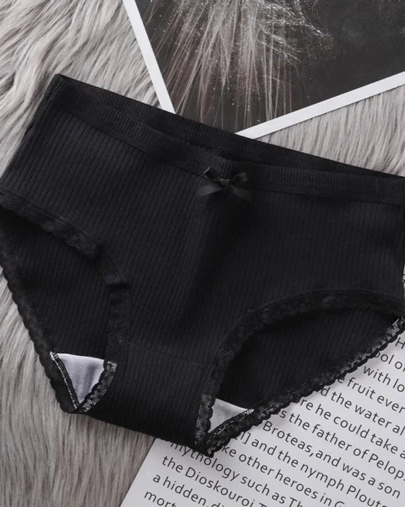 Pohodlné žebrované kalhotky s krajkou