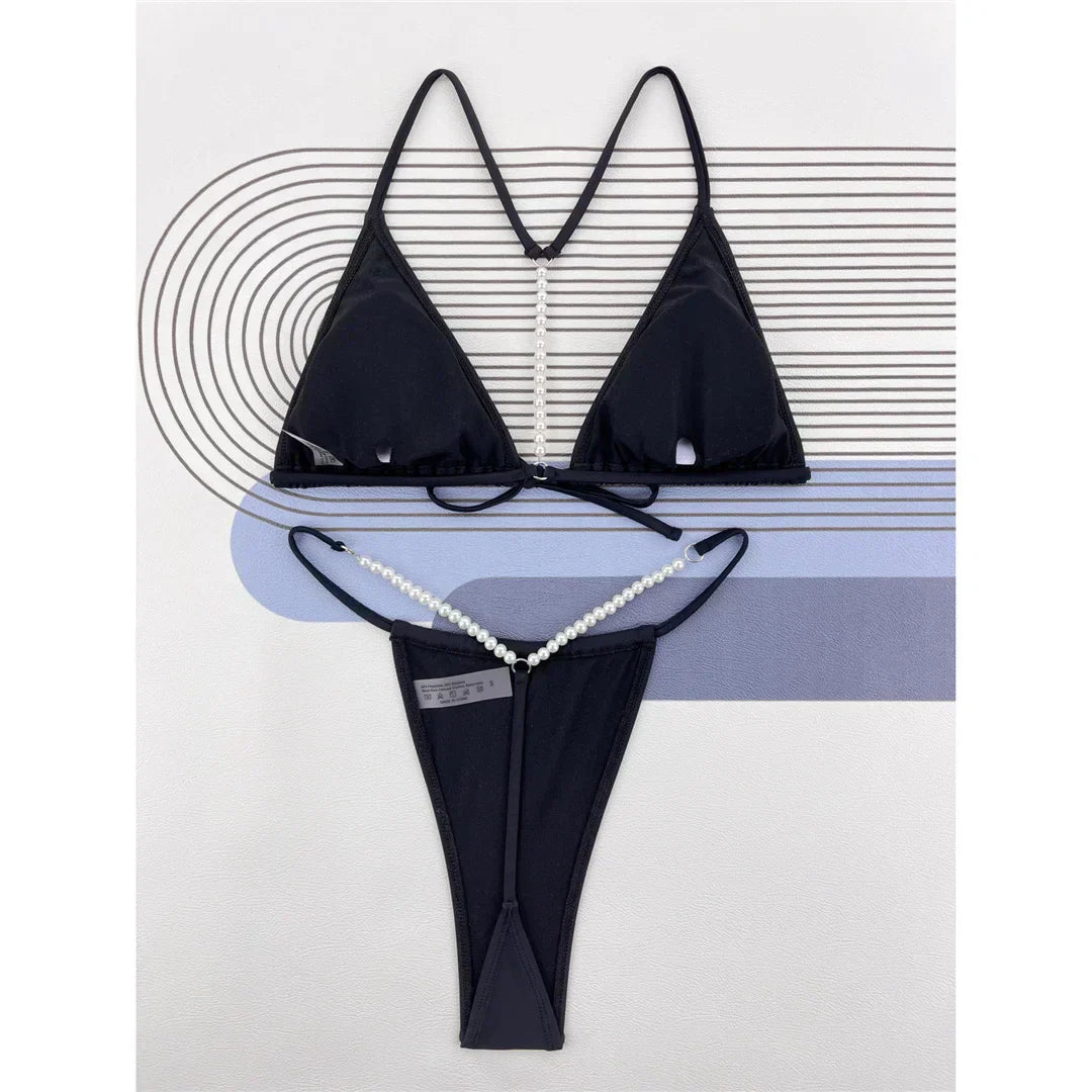 Bikiny s ozdobnými perlami na zádech