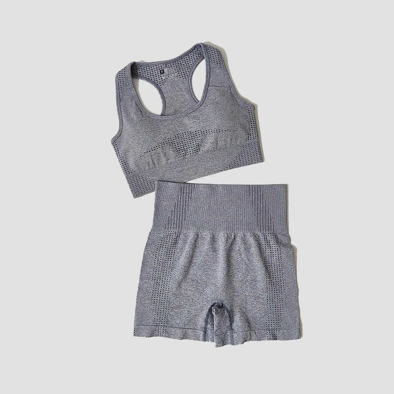 Sportovní set z topu bez rukávů a kraťasů, které zdůrazní postavu