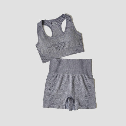 Sportovní set z topu bez rukávů a kraťasů, které zdůrazní postavu