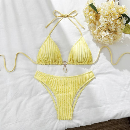 Dvoudílné plavky s klasickými kalhotkami