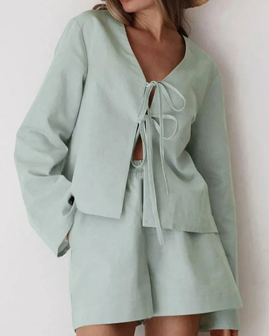 Krátká souprava domácího oblečení s ozdobným zavazováním vpředu