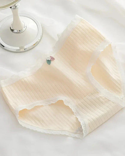 Pohodlné kalhotky s ozdobnou krajkou