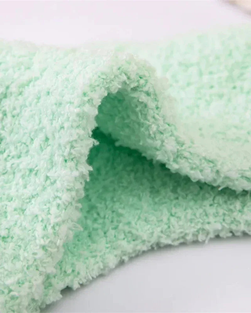 Dlouhé nadýchané ponožky s výšivkou