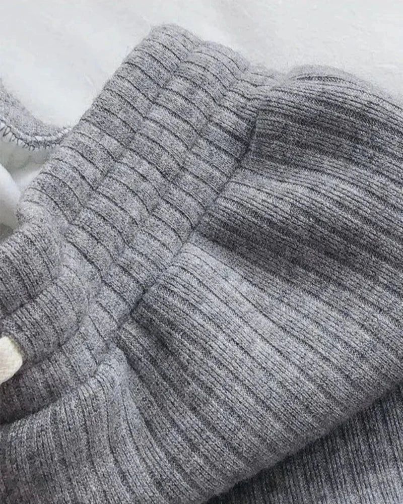 Pohodlné, zateplené tepláky s širokými nohavicemi