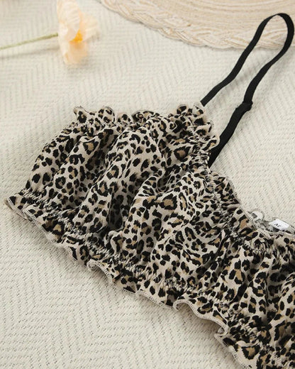 Krátké pyžamo s leopardím vzorem a ramínky