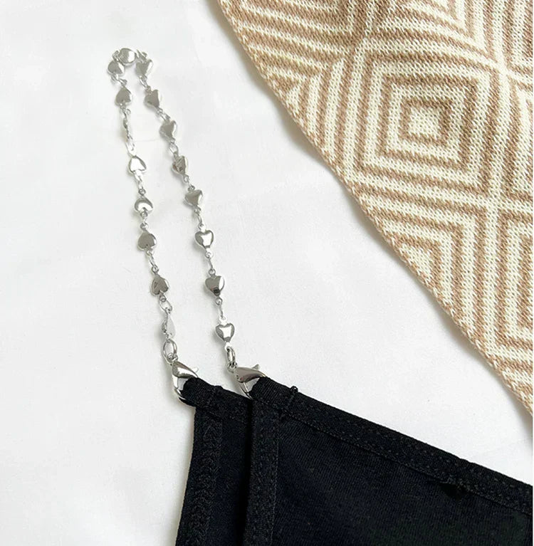 Tanga s odnímatelným řetízkem pro péči.