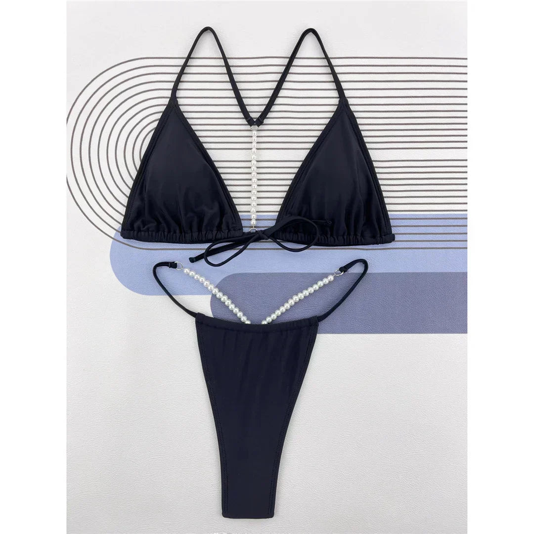 Bikiny s ozdobnými perlami na zádech