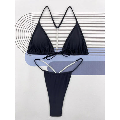 Bikiny s ozdobnými perlami na zádech