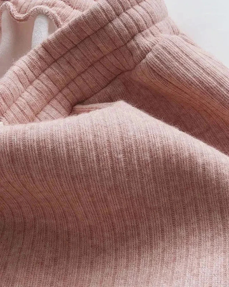 Pohodlné, zateplené tepláky s širokými nohavicemi