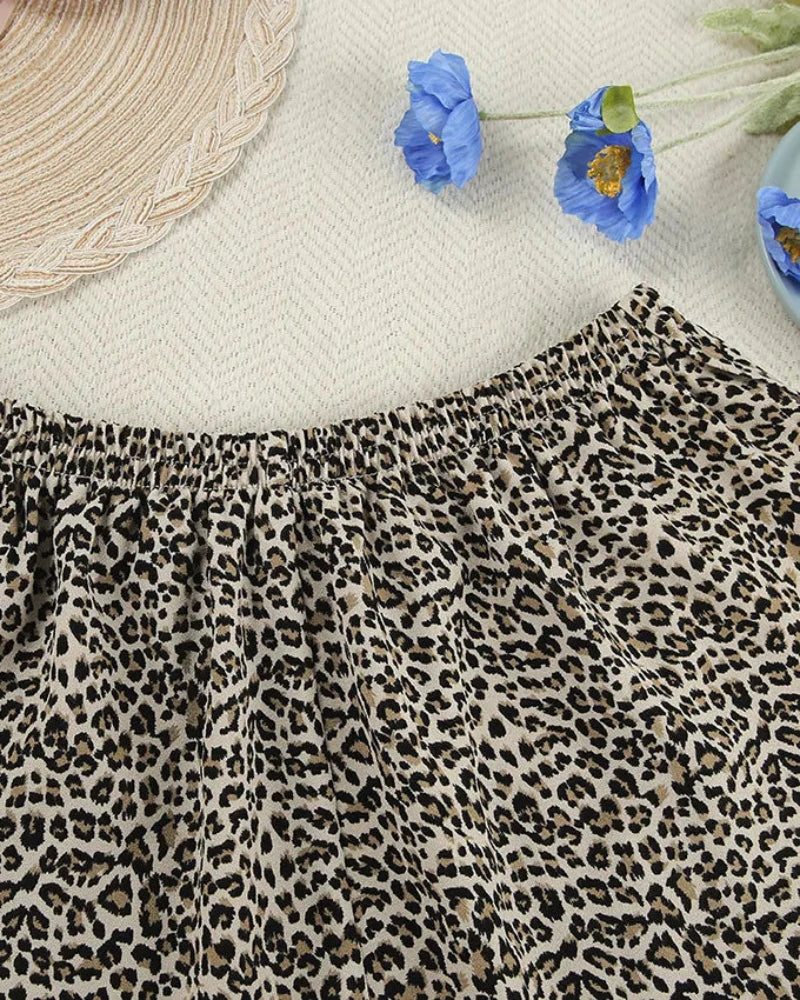 Krátké pyžamo s leopardím vzorem a ramínky