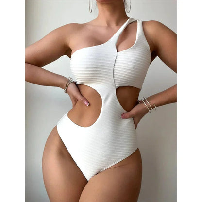 Asymetrické jednodílné plavky s moderním střihem