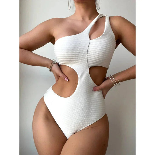 Asymetrické jednodílné plavky s moderním střihem