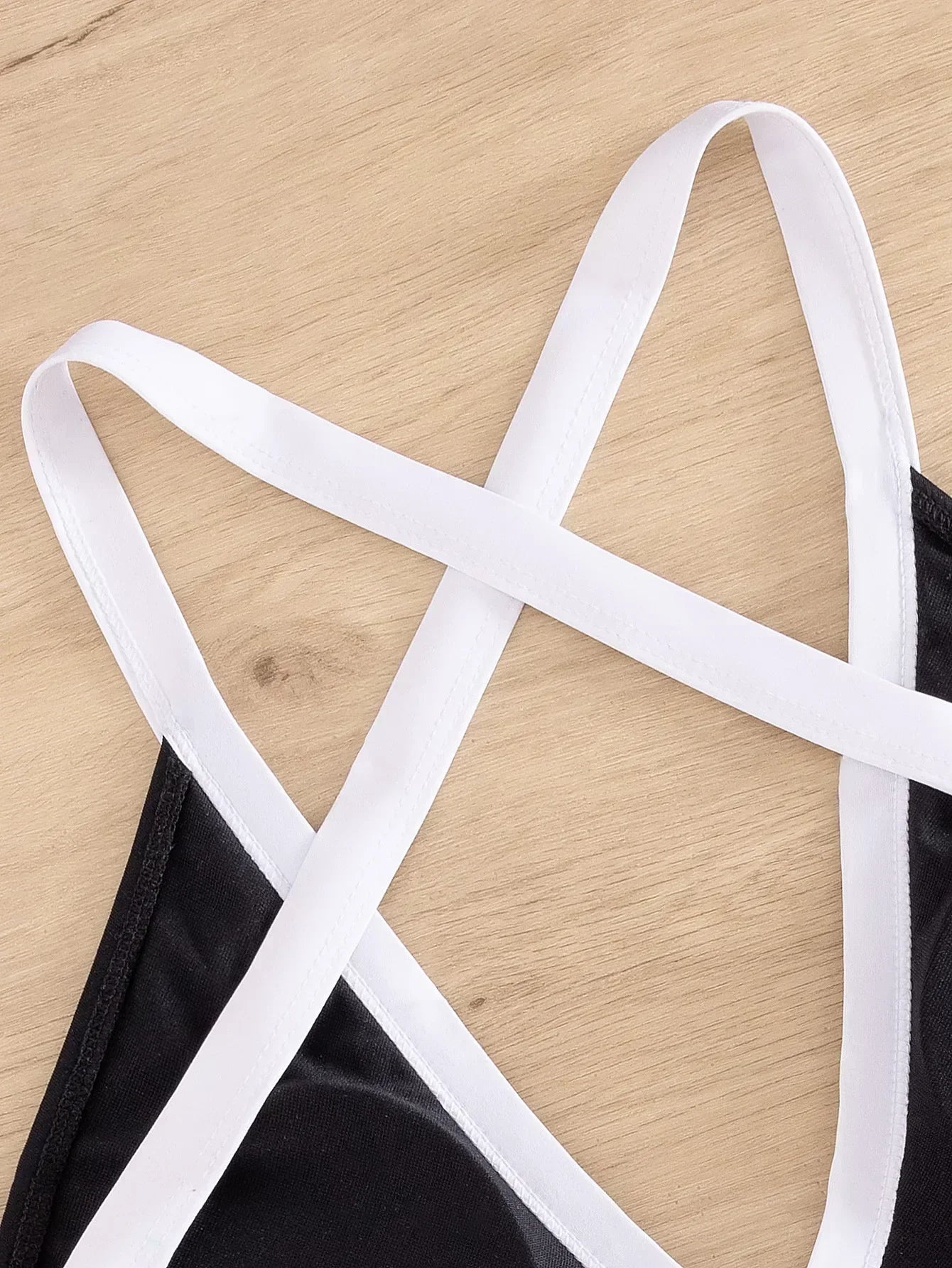 Jednodílné plavky s vysokými výstřihy po stranách