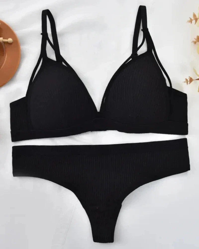 Pohodlná sada pruhovaného spodního prádla s ozdobnými ramínky.