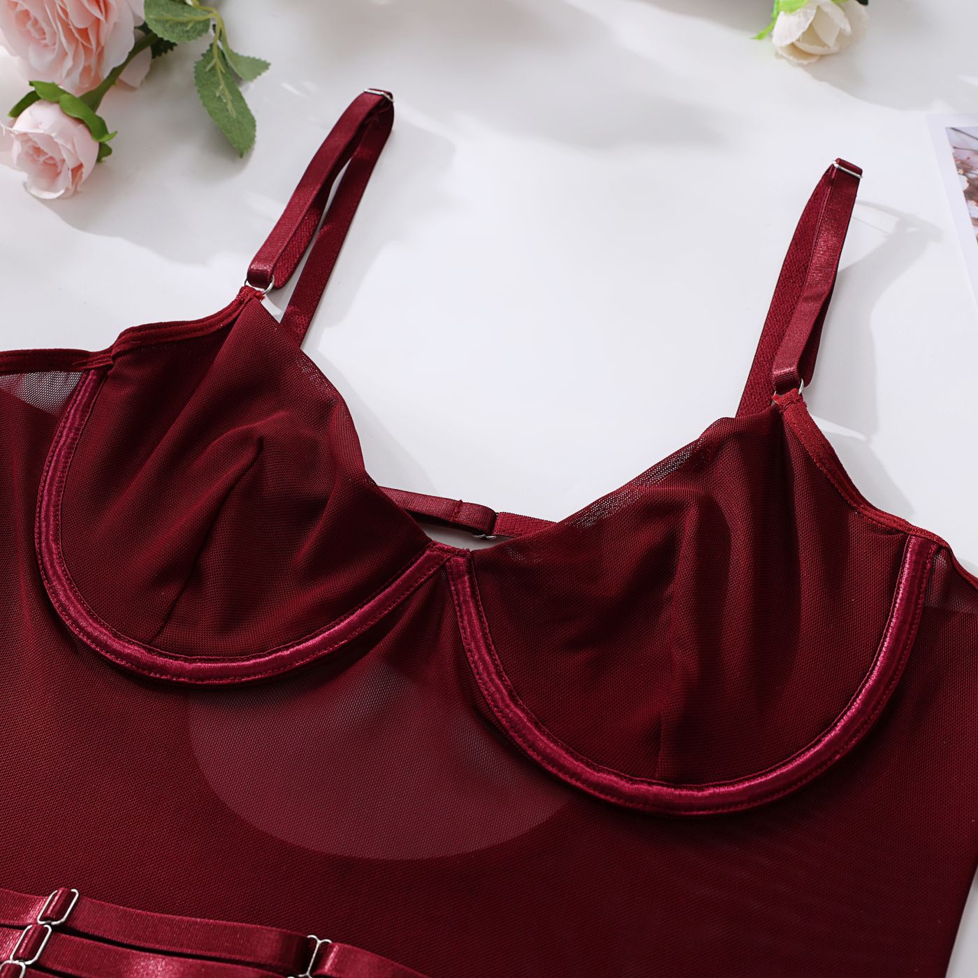 Body s praktickým zapínáním v rozkroku