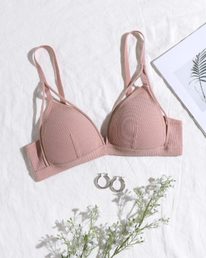 Pohodlná sada pruhovaného spodního prádla s ozdobnými ramínky.