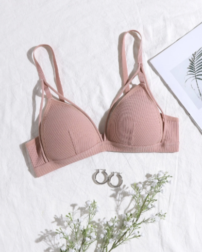 Pohodlná sada pruhovaného spodního prádla s ozdobnými ramínky.