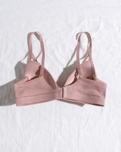 Pohodlná sada pruhovaného spodního prádla s ozdobnými ramínky.