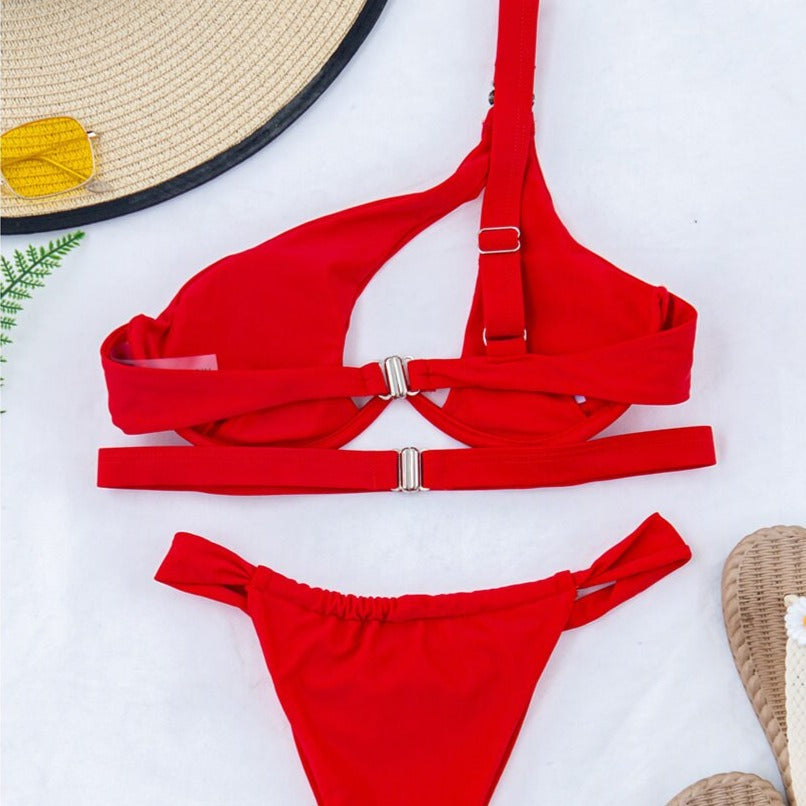 Asymetrické dvoudílné bikiny s přezkou na ramenou