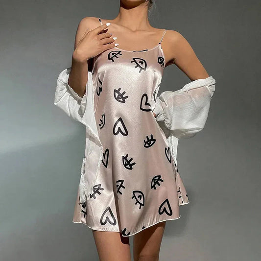 Krátká saténová noční košilka s motivem srdce