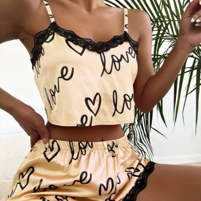 Dámské saténové pyžamo s potiskem srdíček a nápisem láska