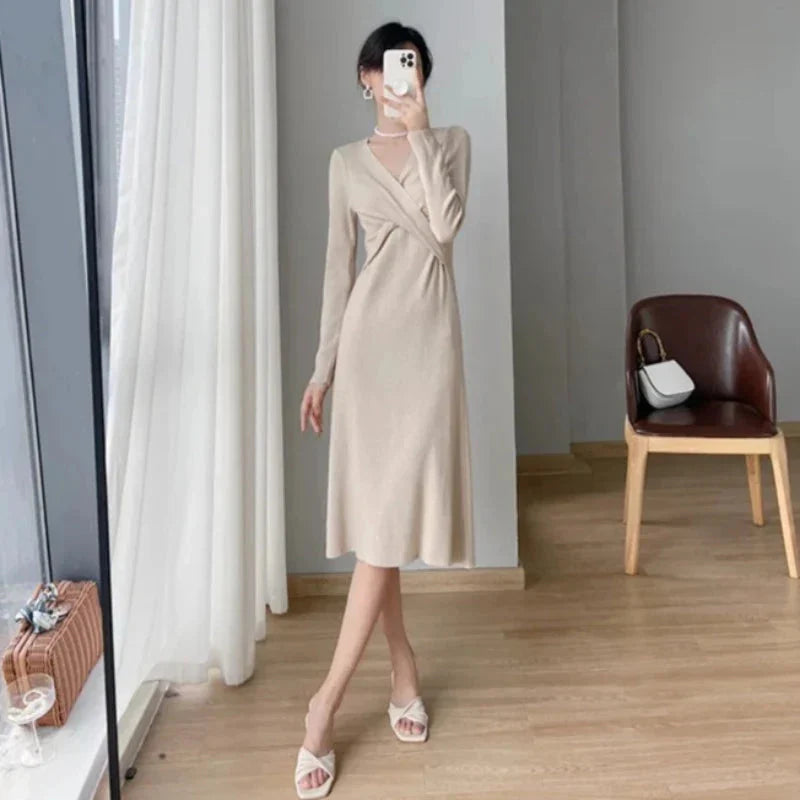 Pletené midi šaty s zavinovacím výstřihem