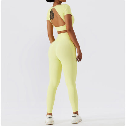 Bezešvý sportovní set s výstřihem na zádech