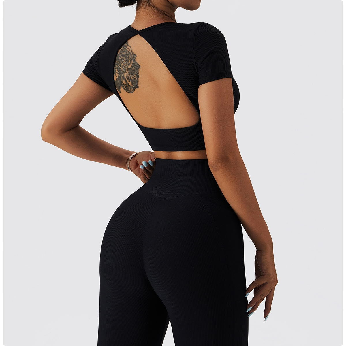 Bezešvý sportovní set s výstřihem na zádech