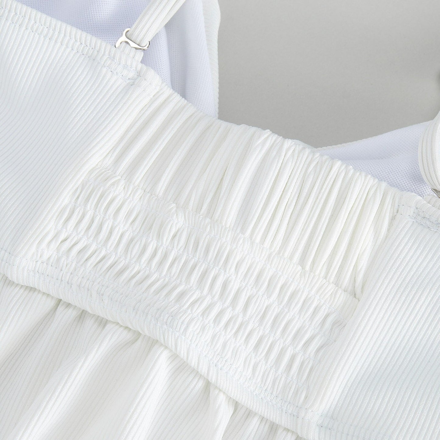 Bílá plavecká podprsenka ve formě topu